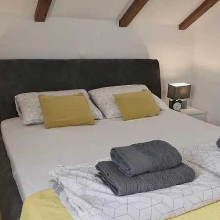 Bestak Apartment *